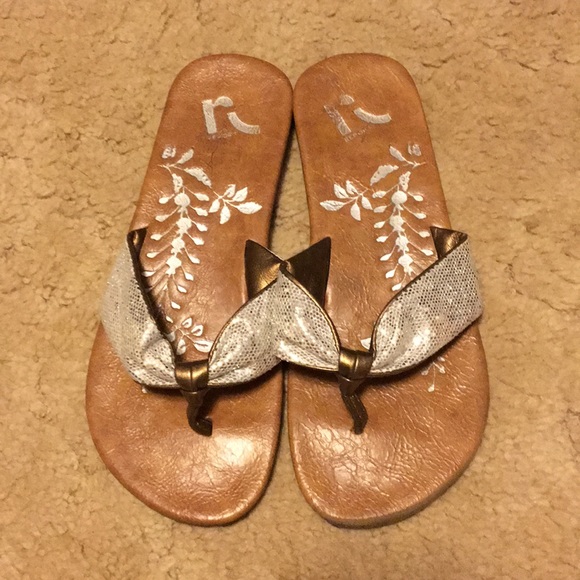 report flip flops gold
